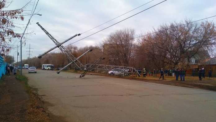 В Оренбурге автомобиль снес опору ЛЭП В Оренбурге автомобиль снес опору ЛЭП