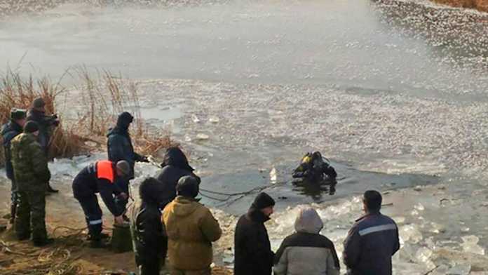 Двух мальчиков провалившихся под лёд продолжают искать водолазы