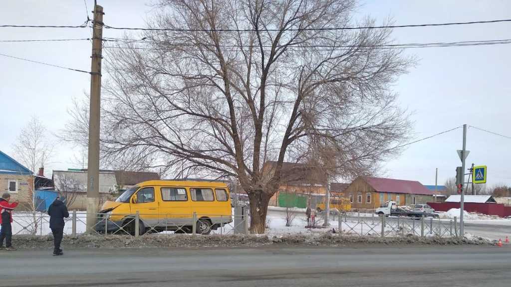 Маршрутная "ГАЗель" с пассажирами протаранила столб