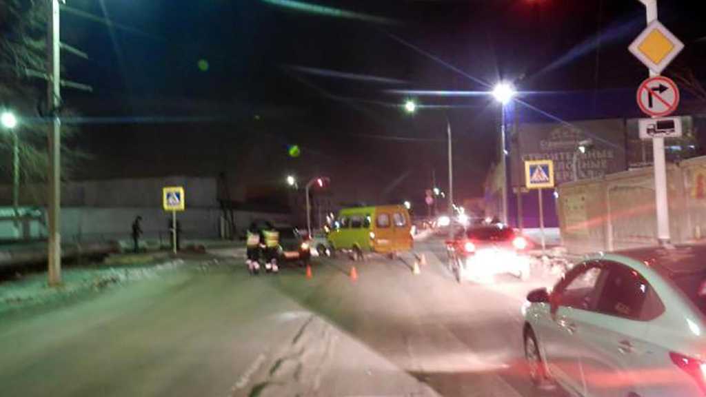 Микроавтобус и внедорожник столкнулись в Новотроицке