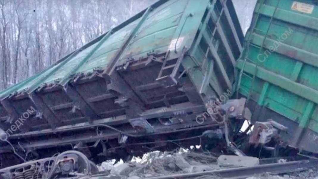 Появилось первое видео с места схода вагонов