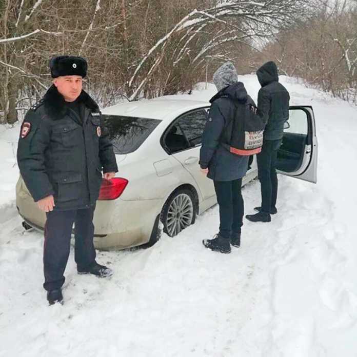 В Нежинке водитель белого BMW перепугал местных жителей, предлагая покатать их детей