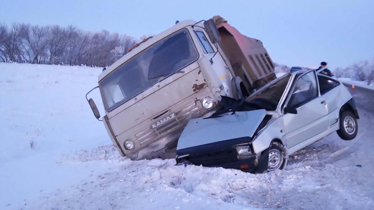 Ока» на полном ходу влетела под «КамАЗ». Водитель чудом остался жив |  24.01.2019 | Новости Оренбурга - БезФормата