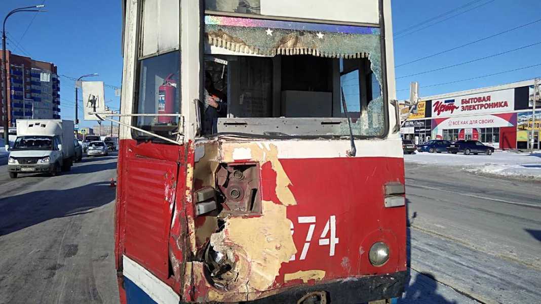 Грузовик и трамвай столкнулись в Орске