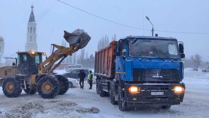 Оренбургские дорожники ведут борьбу со снегом