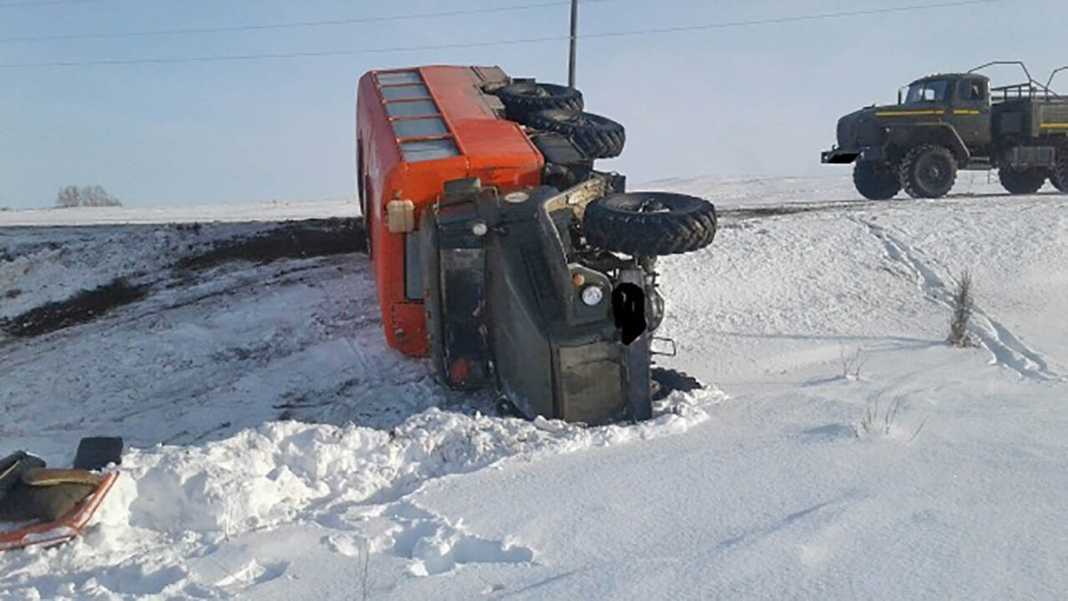 Вахтовый «Урал» опрокинулся в кювете. Пассажир получил множественные травмы