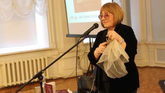 Поэтесса Надежда Кондакова читала стихи оренбуржцам