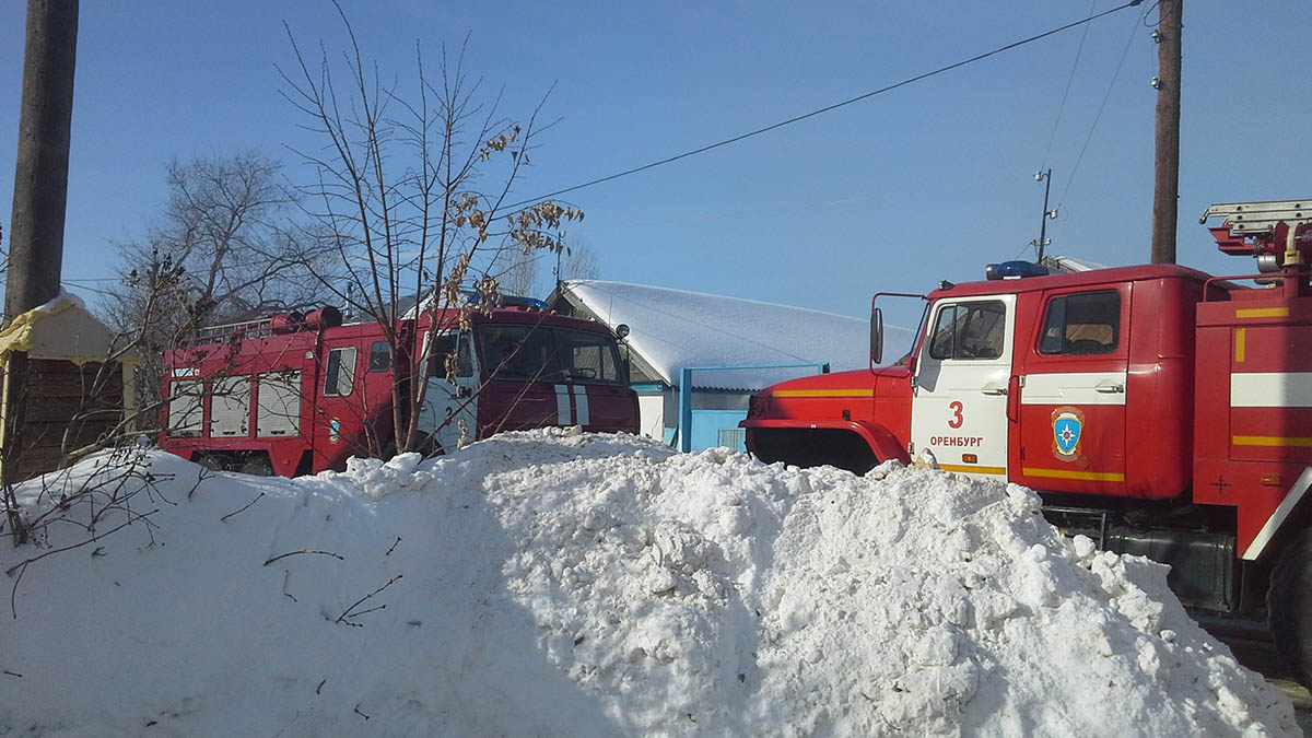 В Оренбурге на Литейной загорелся частный дом - Орен.Ру