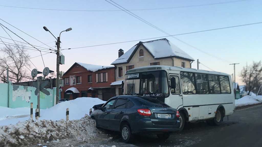 Накануне, около 6 часов вечера, на улице Пролетарская областного центра произошло столкновение маршрутного автобуса и легкового автомобиля.