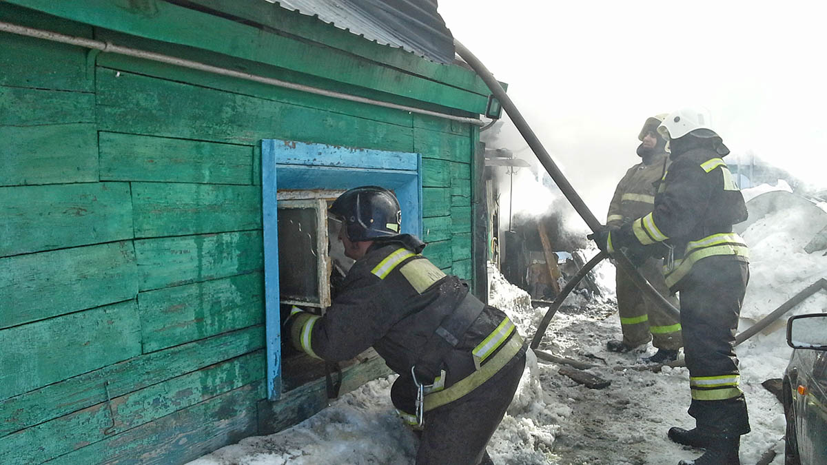 В Оренбурге на Литейной загорелся частный дом - Орен.Ру