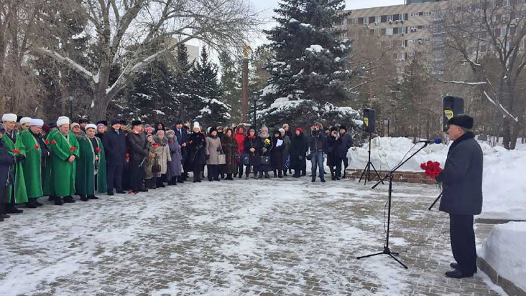 У памятника татарскому поэту - Герою Советского Союза Мусе Джалилю - сегодня собрались почитатели его таланта.