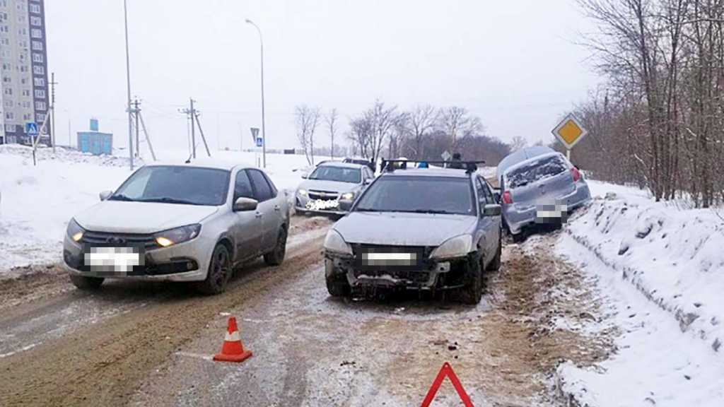 «Датсун» отбросило на сугроб в ДТП на Уральской