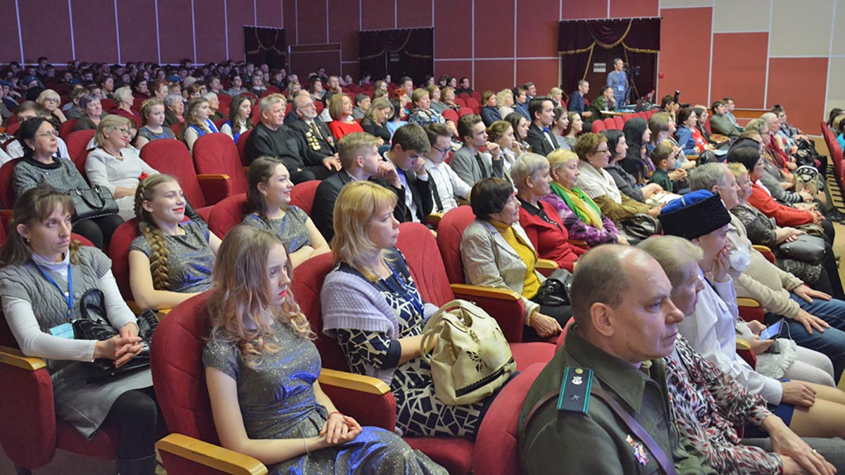 Экспресс оренбург. Дворец культуры экспресс в Оренбурге. ДК экспресс Оренбург зал. Экспресс Оренбург сцена. ДК экспресс Оренбург фото.