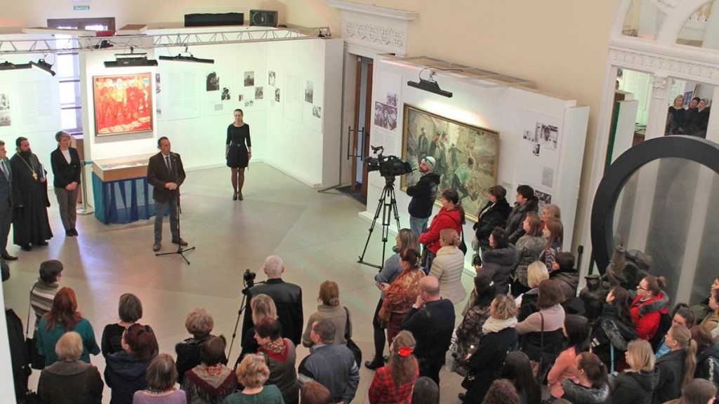 Оренбургская «Евразия» открыла в Севастополе выставку «Белая роза»