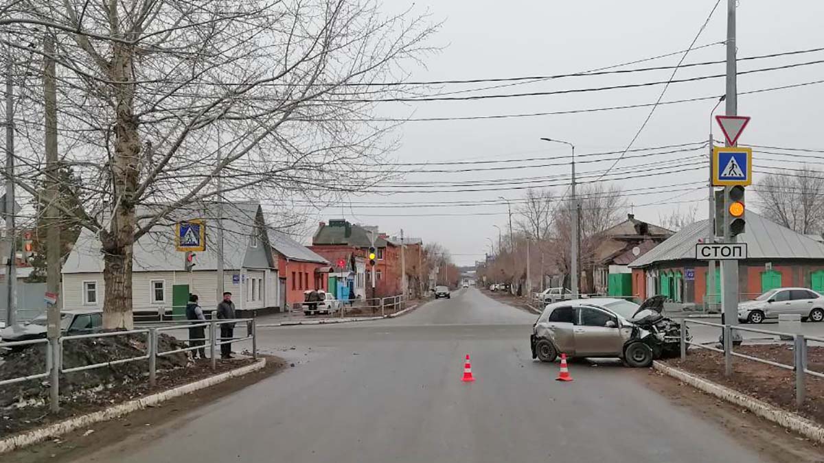 В центре Оренбурга два автомобиля столкнулись лоб в лоб: есть пострадавшие  - Орен.Ру