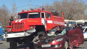 Автомобиль пожарных буквально смял легковушку. Погиб пассажир