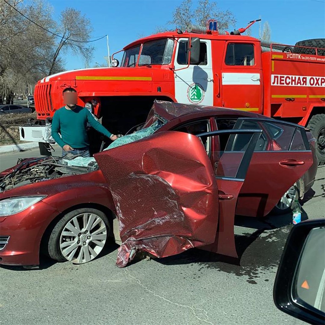 Автомобиль пожарных буквально смял легковушку. Погиб пассажир - Орен.Ру