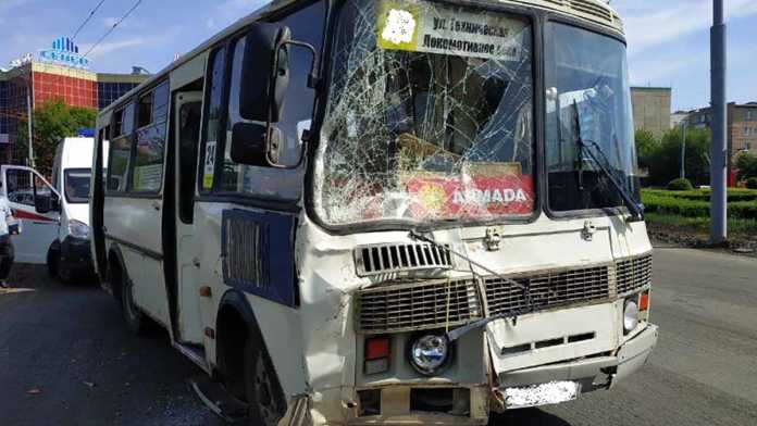 Два пассажирских автобуса столкнулись в Оренбурге