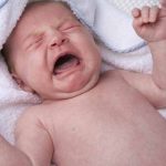 Новорожденный ребенок плач