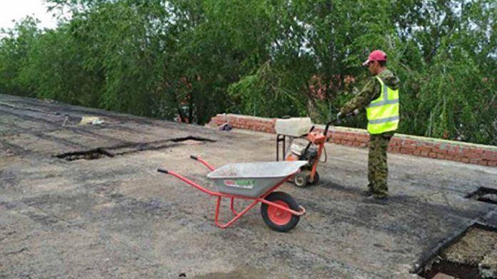 В поселке Переволоцком в рамках программы капремонта устраняют последствия ЧС