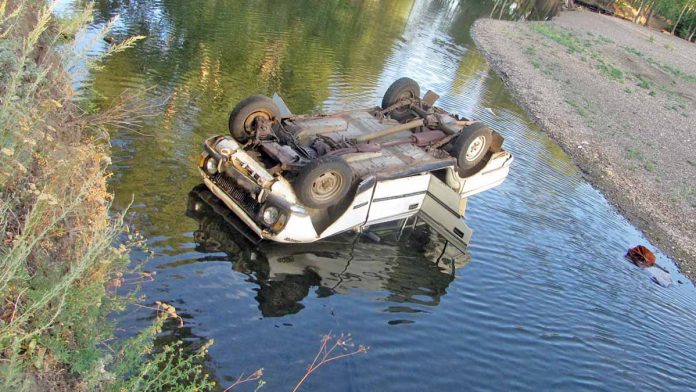 Автомобиль сорвался с обрыва и упал в реку, водитель погиб