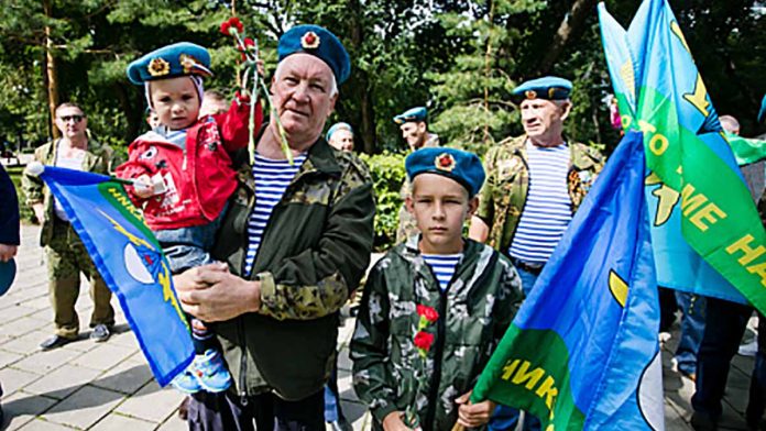 В парке «Салют, Победа!» состоялся митинг, посвященный Дню ВДВ