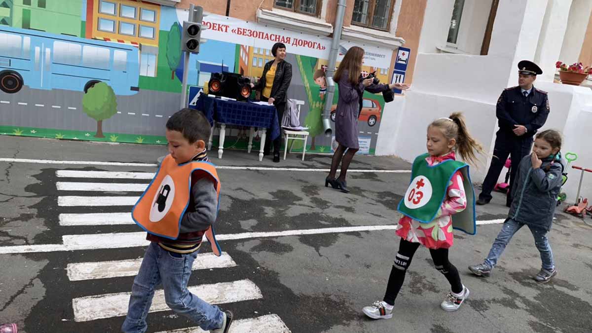 Детская новотроицк. Детский сад 3 Новотроицк. Площадка дорожного движения в детском саду. Автогородки в детских домах. Светофор детский для площадки дорожной безопасности.