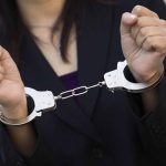 Женщина кража преступница воровка наручники