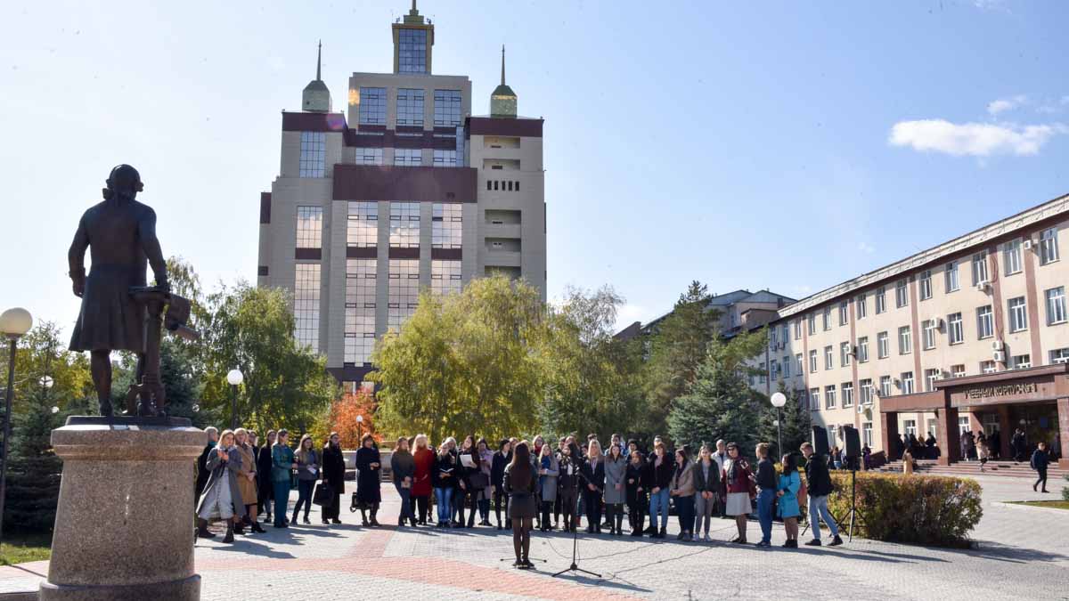 Оренбург университеты. Памятник в ОГУ Оренбург. 3 Корпус ОГУ Оренбург. Памятник Рычкову в Оренбурге ОГУ. Памятник п и Рычкову у здания ОГУ.