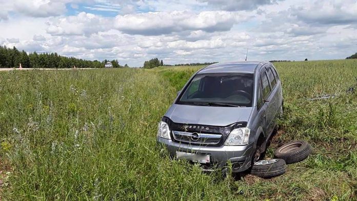 Автоледи на "Опеле" на справилась с управлением, автомобиль оказался в кювете