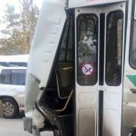 Тракторист случайно оторвал у автобуса заднюю часть