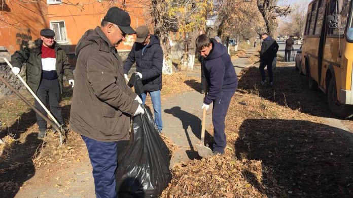 Металлурги Уральской Стали наводят чистоту в родном городе