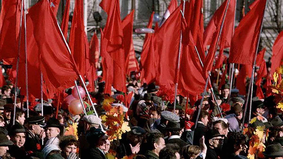 7 ноября 20. День Великой Октябрьской социалистической революции 1917 шествие. Знамена на демонстрации. Красное Знамя демонстрация. Красный флаг революции.