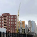 В Оренбурге строительный кран накренился и возможно упадет