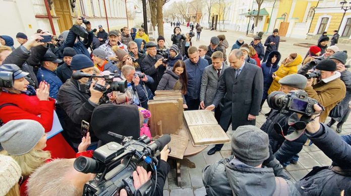 памятник «Толковому словарю живого великорусского языка» Владимира Ивановича Даля.