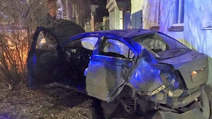 В Бузулуке пьяный водитель на иномарке врезался в дом