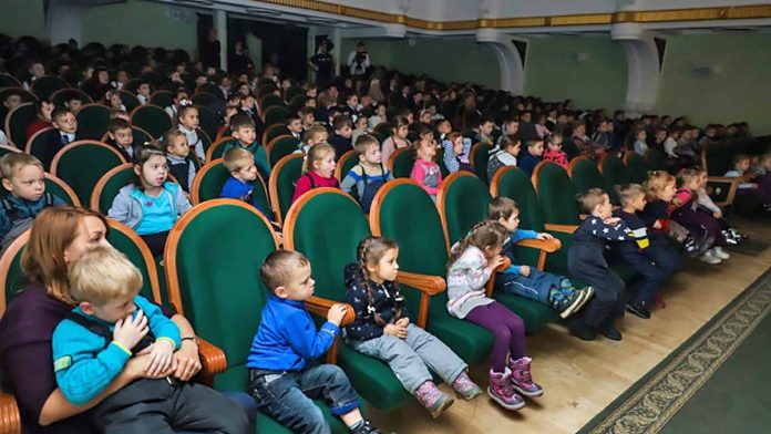 Юные зрители аплодировали Оренбургскому областному театру кукол
