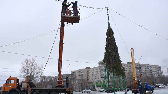 В Оренбурге начали устанавливать новогодние елки