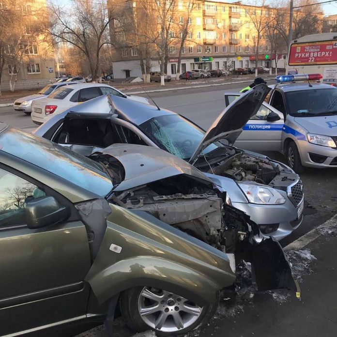 Утром в Оренбурге в ДТП погиб водитель внедорожника