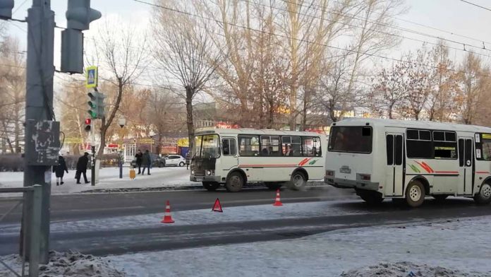 Водитель маршрутного автобуса "ПАЗ" совершил наезд на двух пешеходов - женщин. ДТП произошло 3 декабря около 9 часов утра на проспекте Дзержинского.