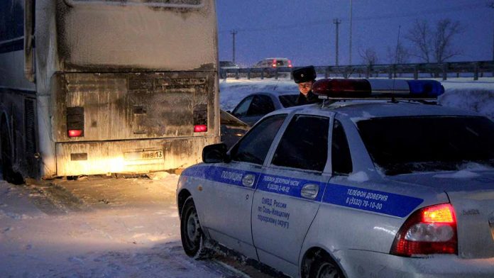 Сотрудники ГАИ спасли замерзающих на трассе в сломанном автобусе пассажиров