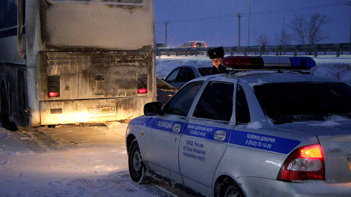 Сотрудники ГАИ спасли замерзающих на трассе в сломанном автобусе пассажиров  - Орен.Ру