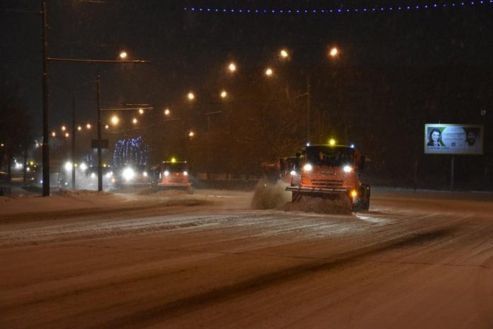 В Оренбурге устраняют последствия снегопада