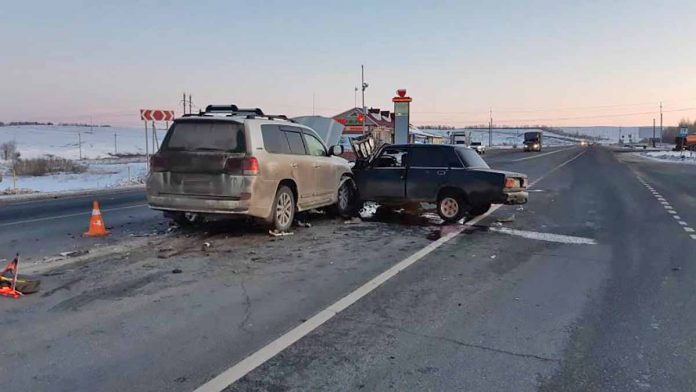 Toyota Land Cruiser 200 и ВАЗ-2107 столкнулись под Оренбургом