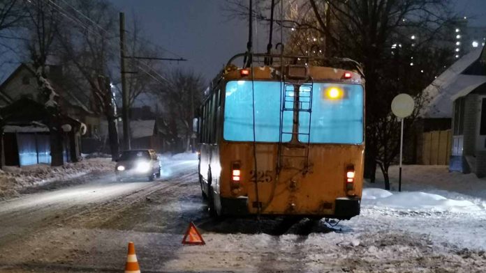 Девочка попала под троллейбус