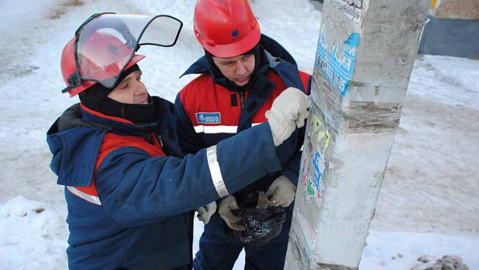 Энергетики призывают оренбуржцев не размещать объявления на опорах ЛЭП