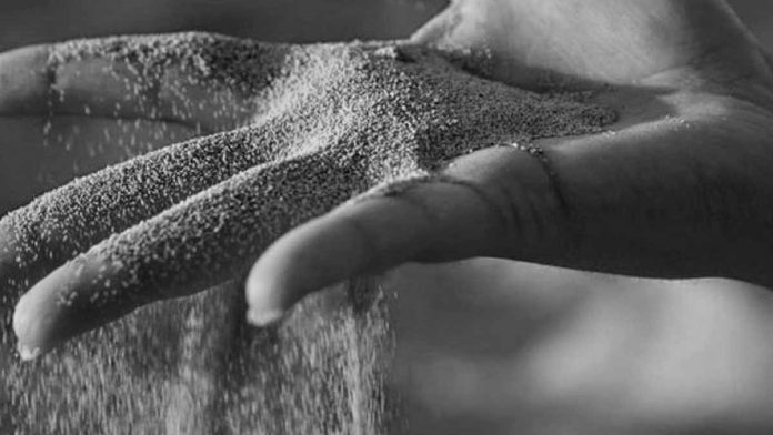 Песок в руке