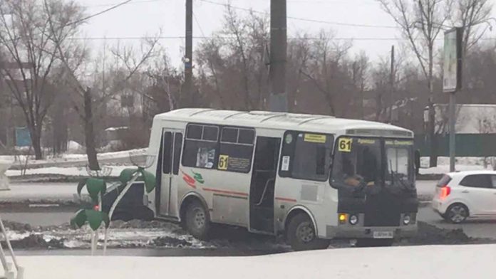 В Оренбурге "поскользнулся" автобус №61