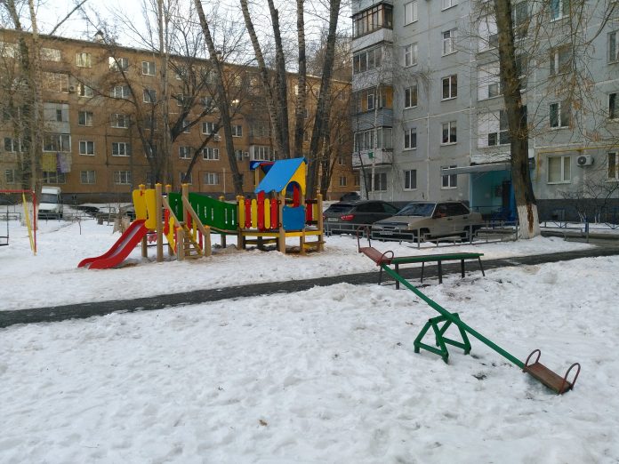 Детскую площадку в Оренбурге построили прямо на теплотрассе