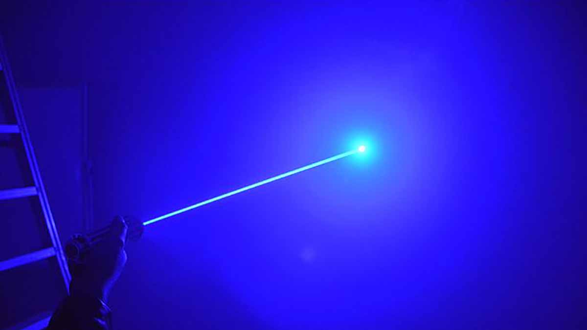 Синие указки. Лазерная указка 450nm лазер. Синий лазер. Синий Луч лазера. Синяя лазерная указка.